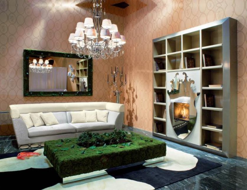 Klasyczna kanapa i stolik pokryty mchem.