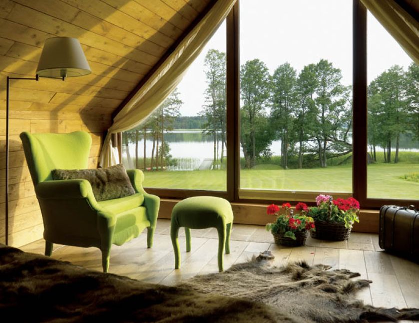 Stylowy fotel i podnóżek został wygrzebany na starociach. Potem zaprzyjaźniony tapicer uszył im jaskrawozielone ubranie.