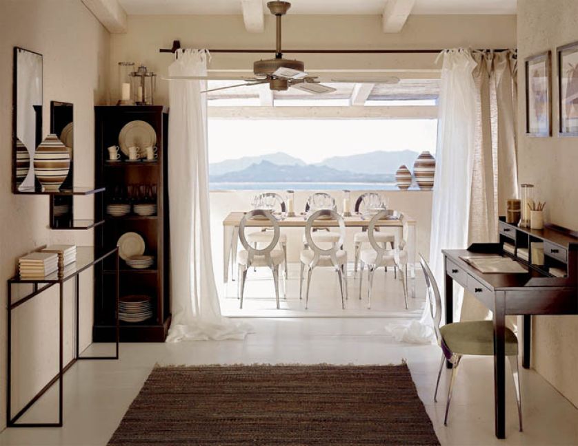 Stół (od 2812 euro) i krzesła z kolekcji Malaga. CANTORI