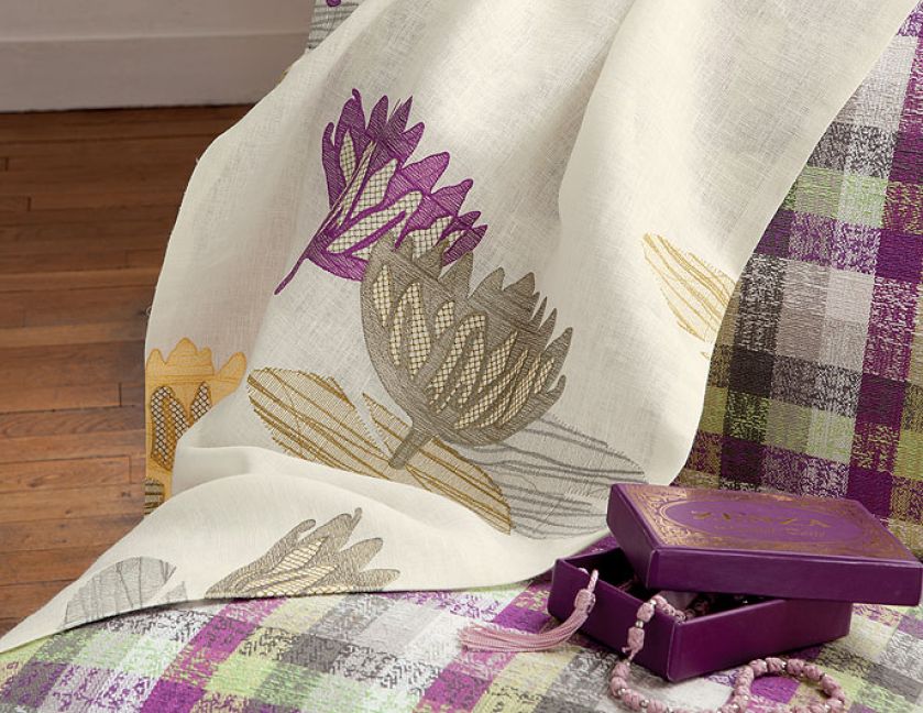 Tkanina w kwiaty Fidgi kosztuje 512 zł/m, w kratę Jamaicue – 439 zł/m. DECOON