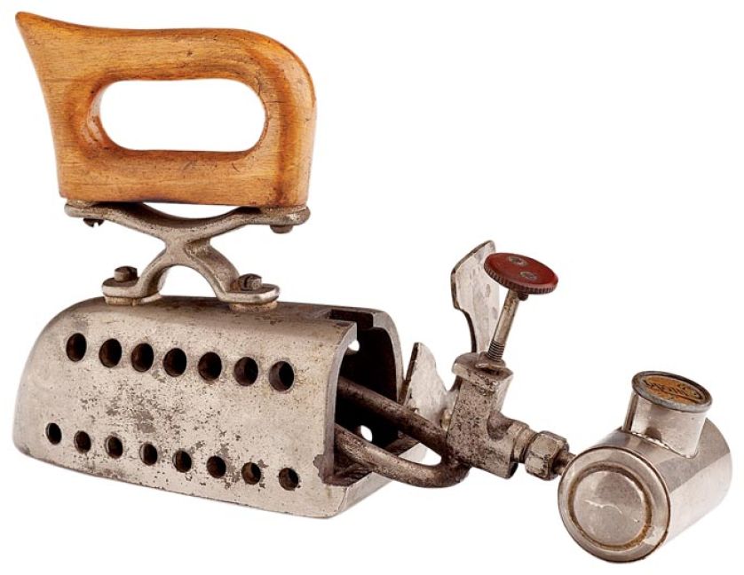 Żelazko Omega z żeliwa niklowanego, Niemcy, Altenburg, pocz. XX w., Muzeum Narodowe we Wrocławiu