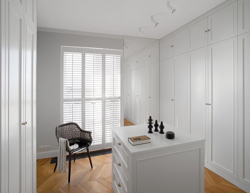 Duże okna z żaluzjami. Lato na tarasie