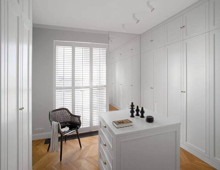 Duże okna z żaluzjami. Lato na tarasie