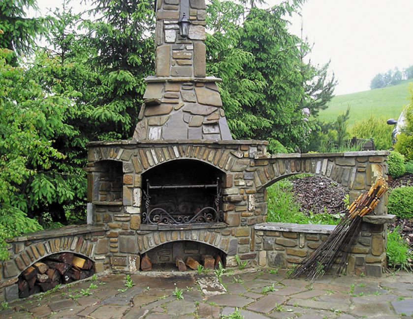 Jak wybudować grill w ogrodzie?