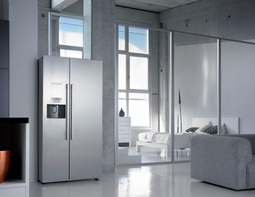 Przypomina garderobę, a tymczasem to wolno stojąca chłodziarko-zamrażarka side-by-side z drzwiami ze stali