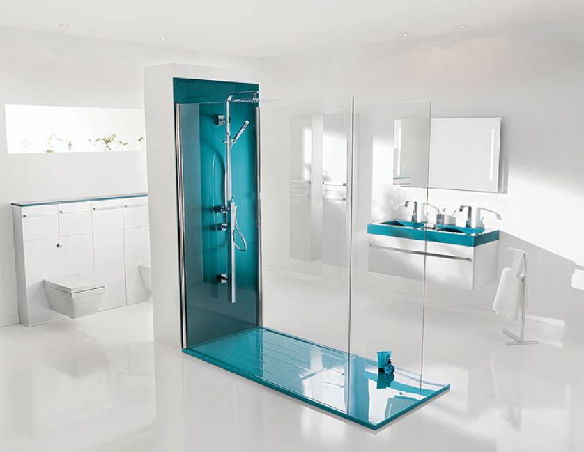 Z antybakteryjnego materiału (4046 zł), ścianki można zamawiać na wymiar. Meble z kolekcji Plazza, w 18 kolorach, umywalki