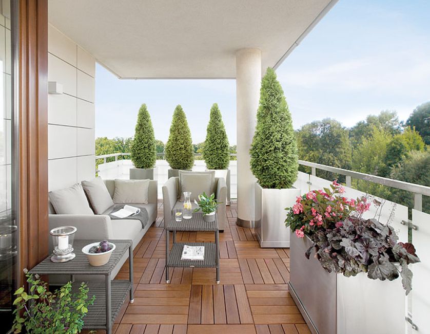 Otoczony zielenią taras urządziła jak pokój – w ładną pogodę można otworzyć szklaną ścianę i poczuć się jak na