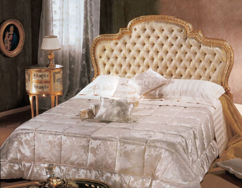 Pałacowy szyk. Za ręcznie rzeźbione i pozłacane łóżko zapłacimy około 17 200 zł. Drewniany stolik