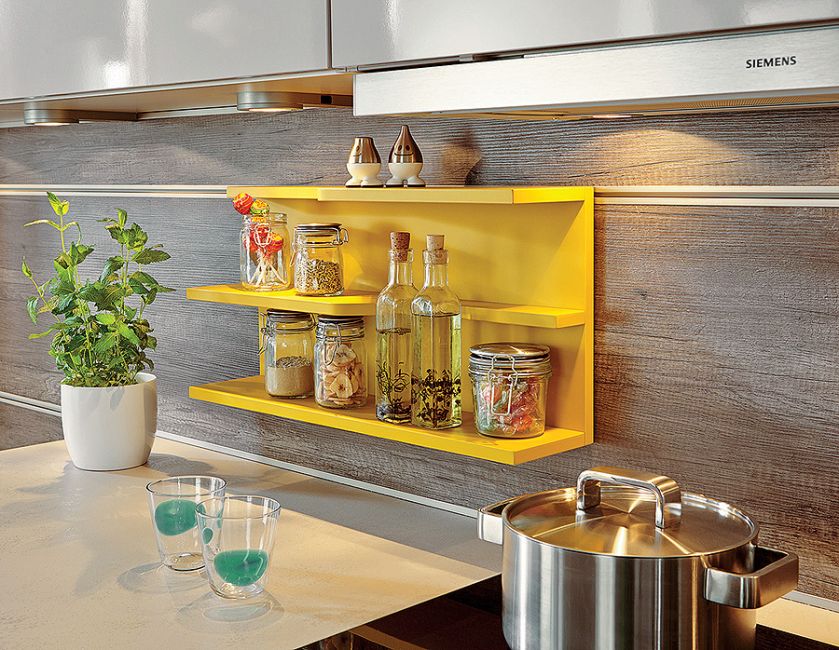 Urządzamy kuchnię: kolorowe meble i agd