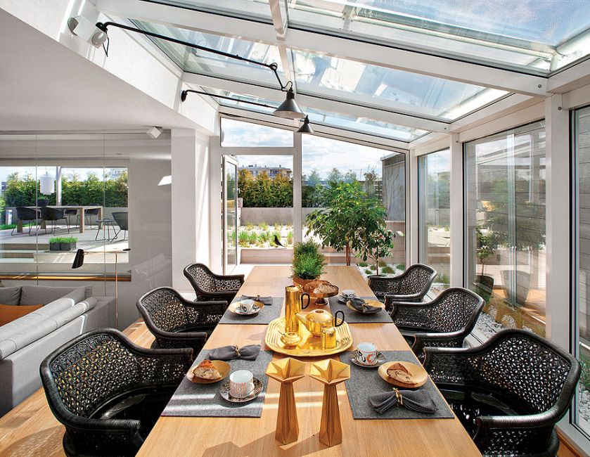 Na taras jest kilka wyjść z mieszkania.