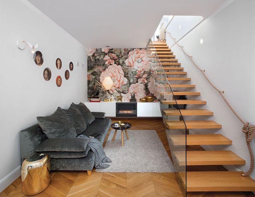 Niska kanapa i podwieszany biokominek.