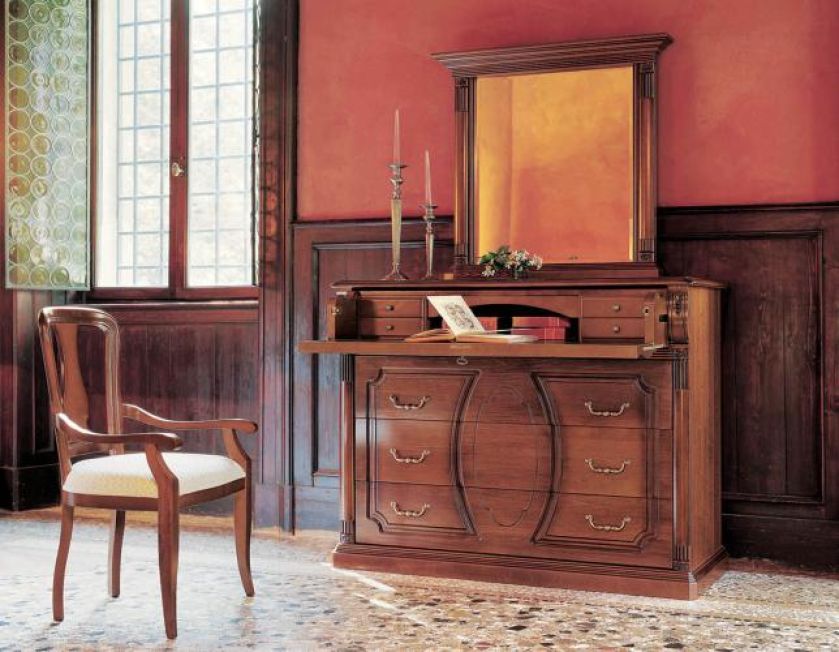 Komoda i sekretarzyk w jednym ? kolekcja Millemiglia. Mebel oklejony fornirem ciętym z orzecha włoskiego. Cena z lustrem -