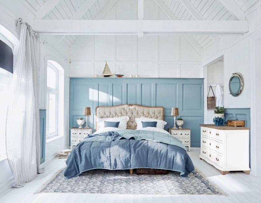 niebieska ściana w sypialni