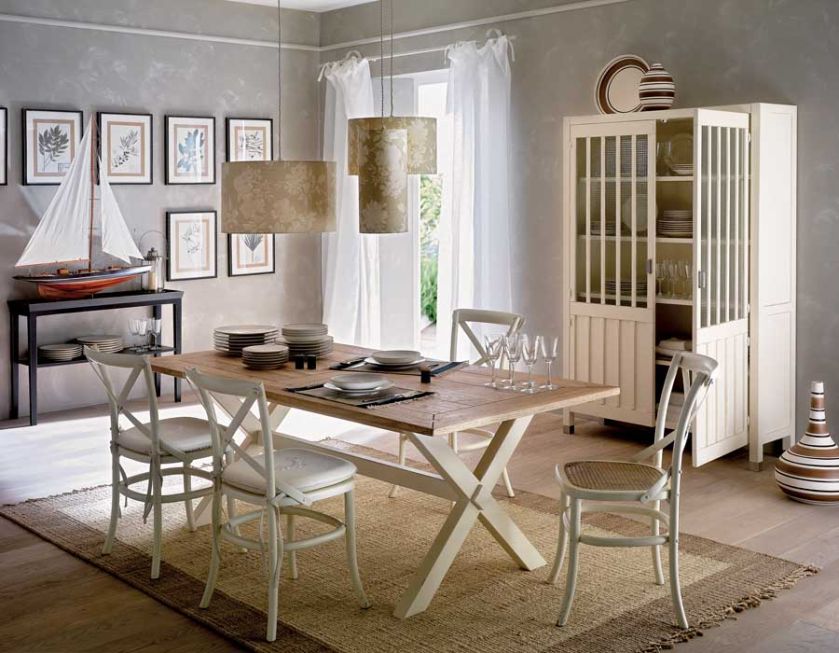 Kompozycja kilku grafik i obrazów na jednej ścianie.