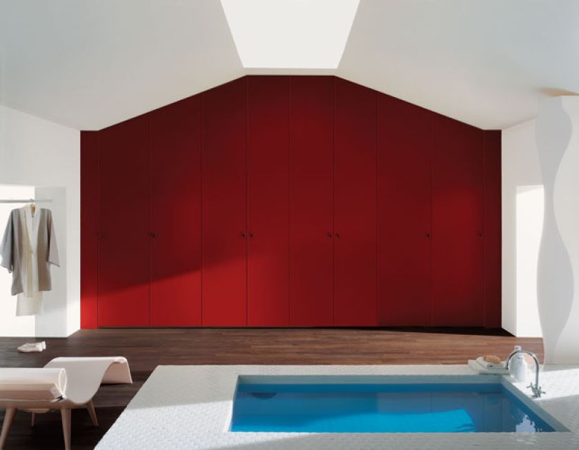 Lakierowana garderoba Sipario firmy Pianca idealnie wpasowana w poddasze. Może być fornirowana drewnem tekowym, czereśni