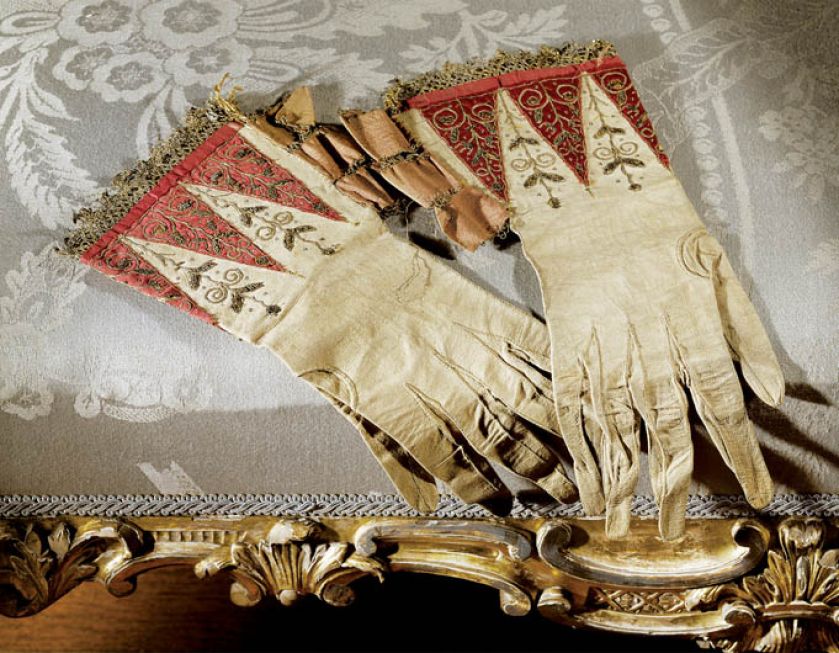 Męskie rękawiczki z cieniutkiej skóry ozdobione misternym haftem.