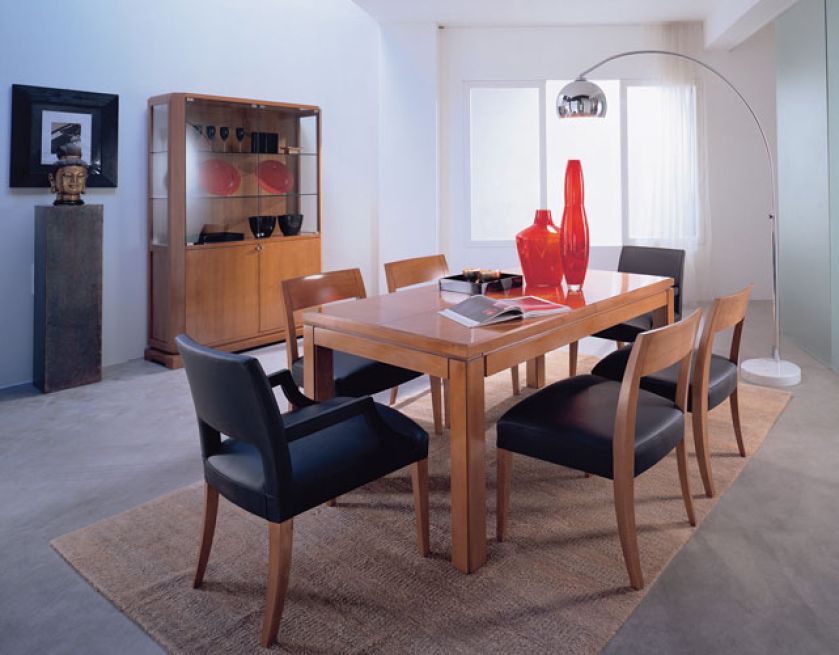 Zestaw Downtown - rozsuwany stół kosztuje od około 7400 zł, a krzesło - od około 1500 zł. Nad nimi