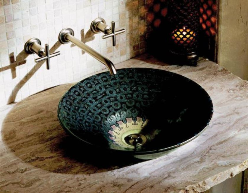 Kamienne płytki i wierna replika umywalki z III/IV wieku p.n.e. Aranżacja firmy KOHLER.