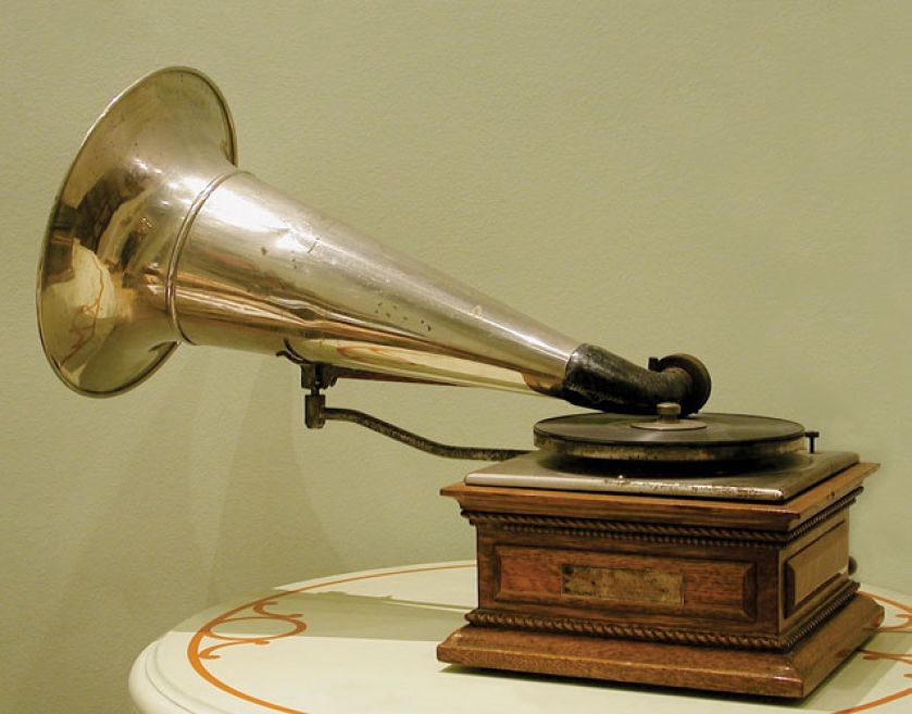 Fonograf udoskonalony przez Emile a Berlinera.