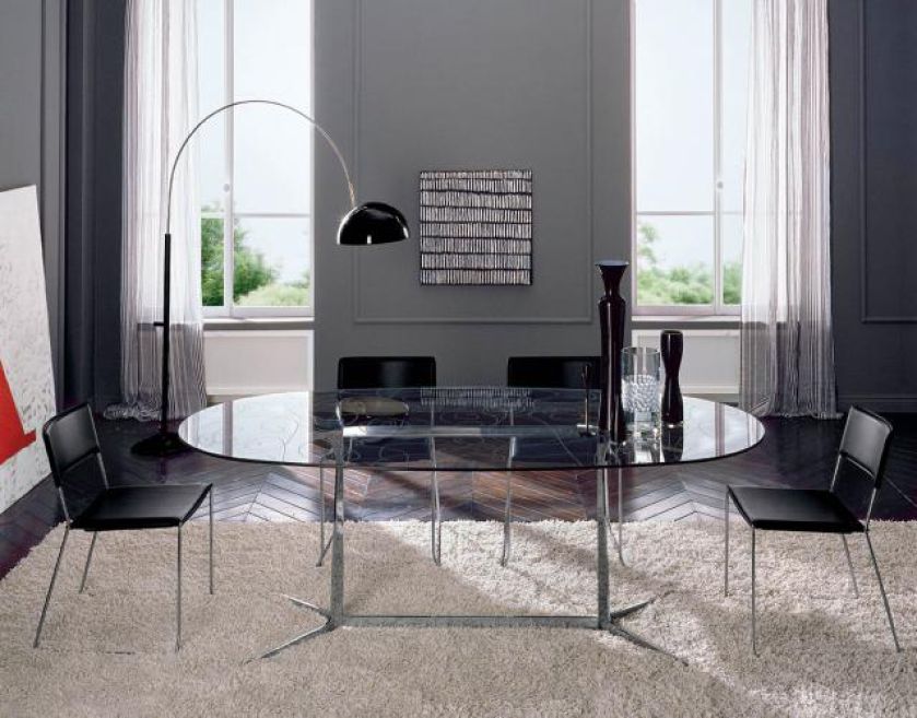 Owalny stół firmy Florida - 7821 zł, krzesło - 567 zł. HEBAN