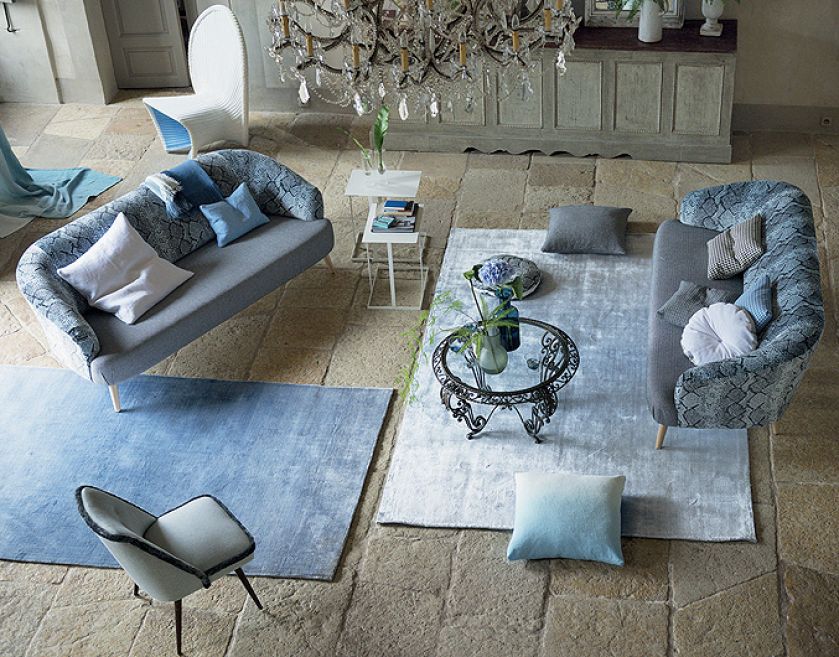 Jednokolorowy krótko strzyżony dywan wygląda nowocześnie i przytulnie.