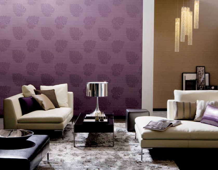 W stonowanym salonie liliowa ściana. JVD