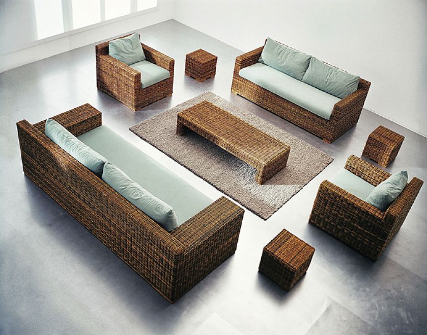 Za rozkładaną Net ( przypalone sploty przypominają batik) zapłacimy od 5865 zł, stolik ze stalowymi nogami kosztuje od