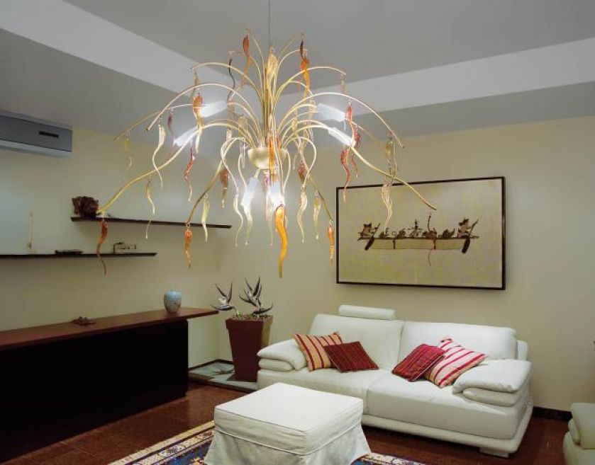 Żyrandol Cristal od firmy Masca. W kolekcji znajdziemy też kinkiety i lampy stojące. Cena - 1410 zł. INLIGHT