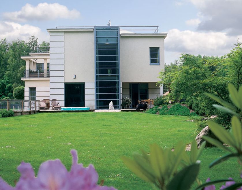 Dom otoczony ogrodem. Dom otwarty na las