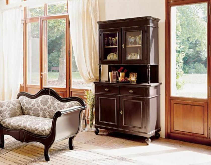 Ten orzechowy kredens można też zamówić w kolorze czerwonym. Wymiary: 116 x 50 x 204 cm. STUDIO ITALIA