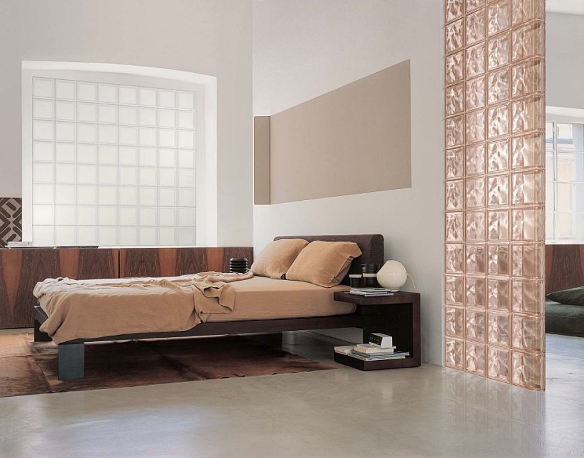 ściana z luksferów w sypialni