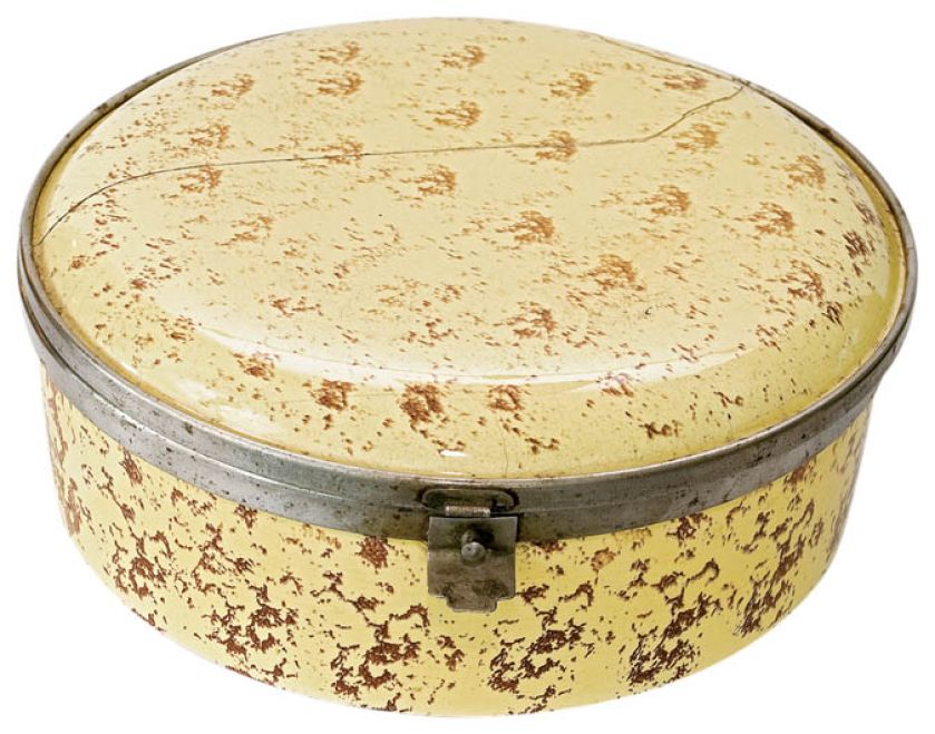 Metalowy, emaliowany chlebaczek z okresu międzywojennego, MUZEUM CHLEBA W RADZIONKOWIE, fot. TIMEMACHINE