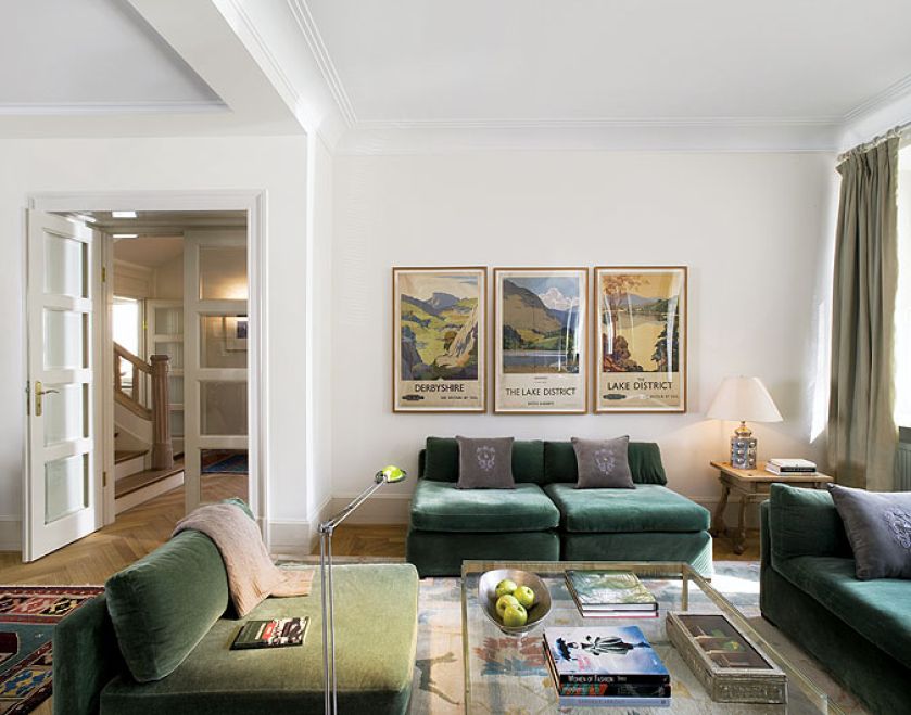 Plakaty w salonie – pan Maciej kupił je 35 lat temu w nowojorskiej galerii Judy Selkovitz. Reklamowały British Railways