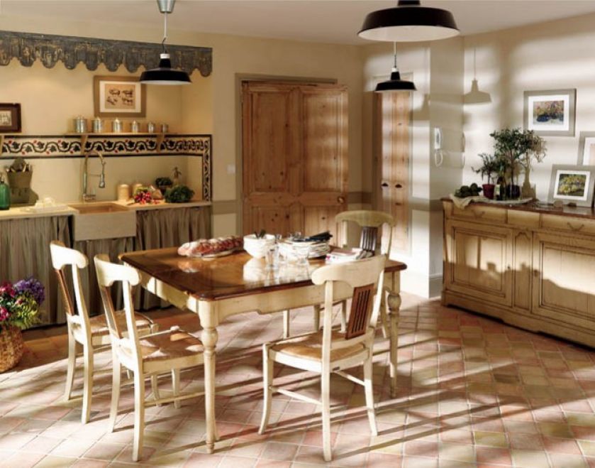 W stylu rustykalnym, z pomysłową zasłoną pod zlewem. Meble z litego dębu: stół - 14 400 zł, krzesło -