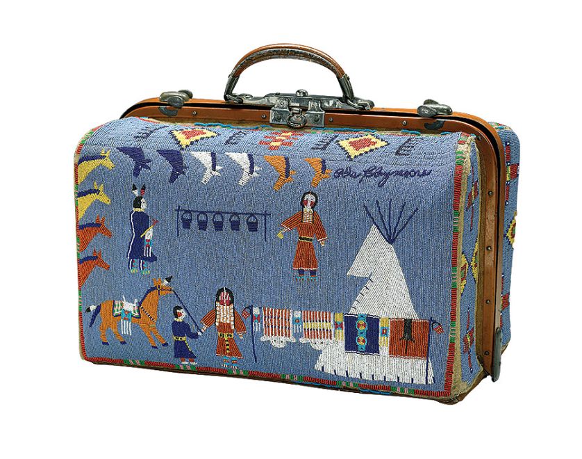 Wyszywana koralikami i haftowana walizka przedstawia prawdopodobnie Indian z plemienia Lakota, koniec XIX w.