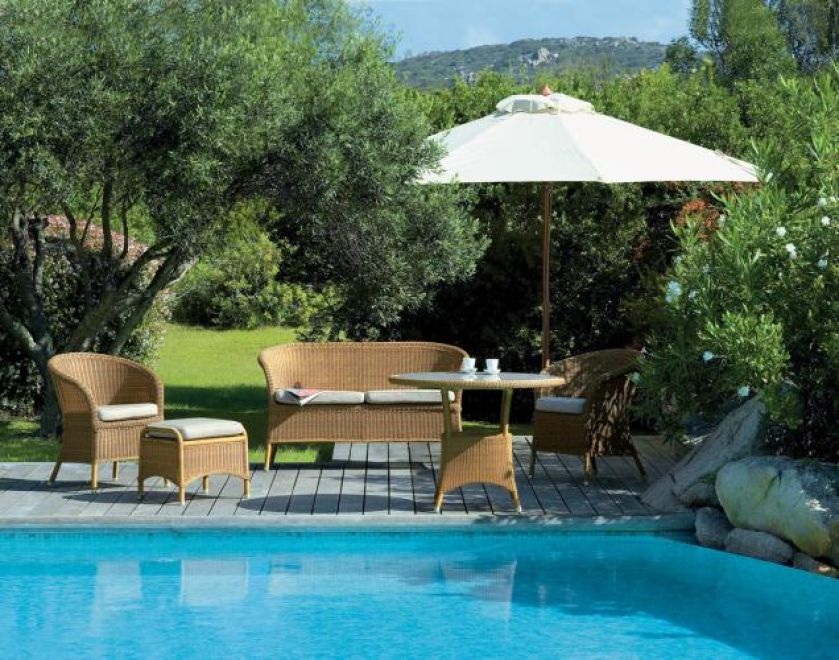 Derby firmy Cane-line: fotel (1501 zł) i sofę (3118 zł) zrobiono z włókien hularo. Za stół Lansing zapłacimy 3457