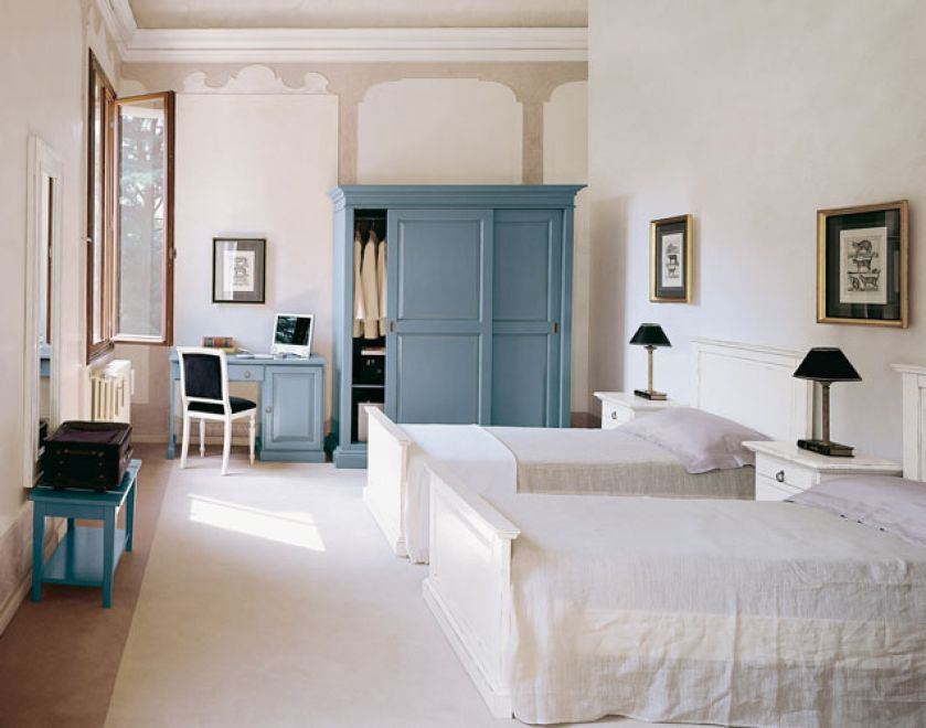 Jeśli mamy mało miejsca, najlepszym rozwiązaniem będą przesuwane drzwi. Za szafę z drewna tulipanowca zapłacimy