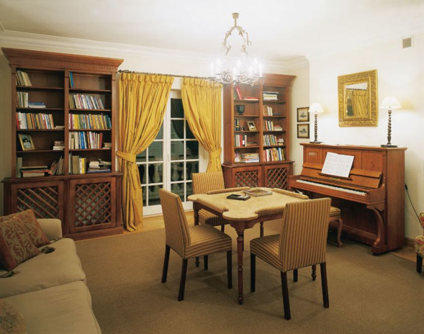 Meble nawiązują do ulubionego przez właścicieli stylu kolonialnego. Większość to repliki, ponieważ trudno byłoby