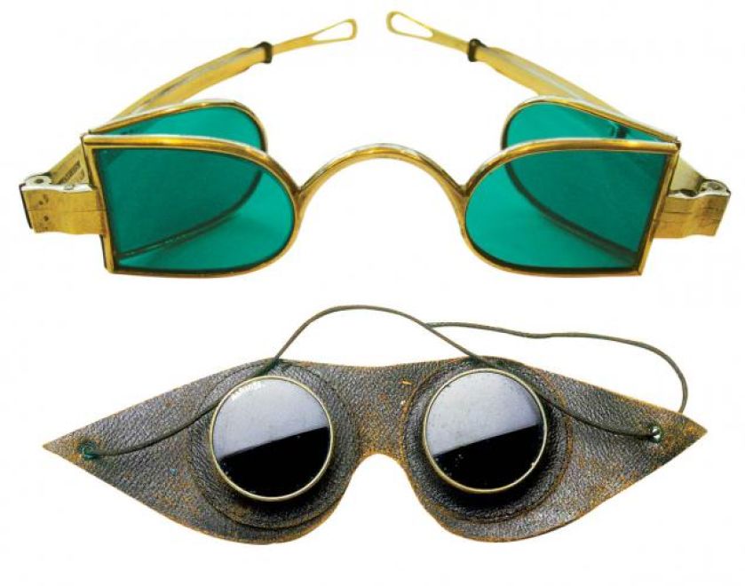 Okulary z czterema szkłami chroniły oczy przed ostrym światłem, początek XIX w., Czarne gogle w