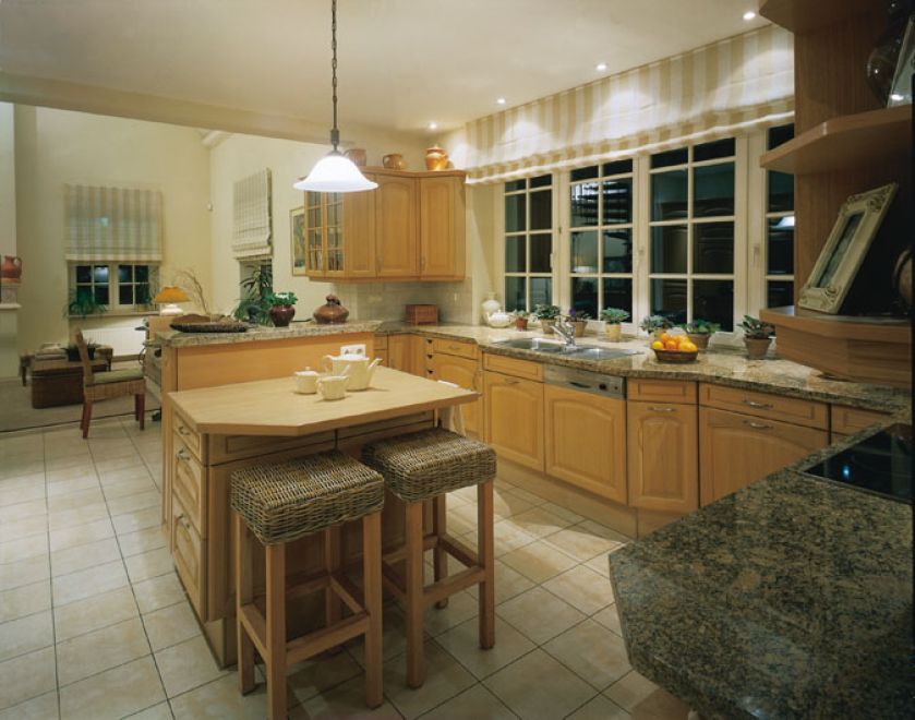 Przestronna kuchnia połączona jest z rodzinną jadalnią.