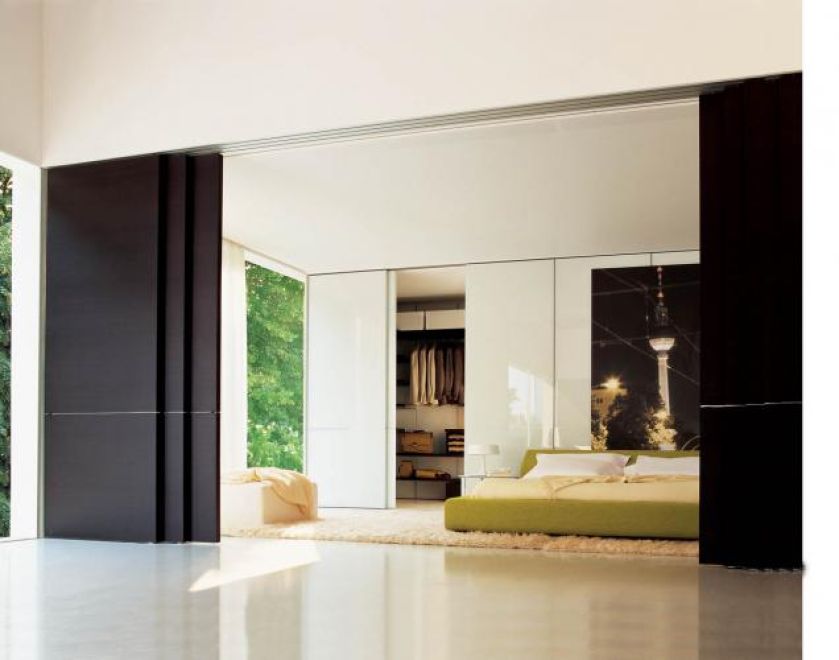 Za przesuwanymi drzwiami schowała się przestronna garderoba firmy Molteni (29 500 zł). Łóżko Clip (14