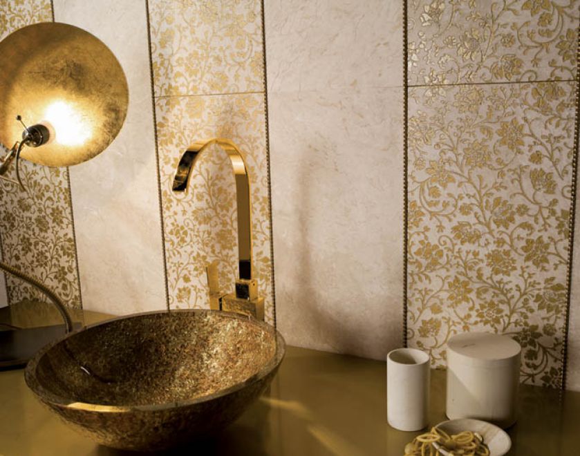 Złocona umywalka, bateria, płytki, a nawet lampka. MAX-FLIZ