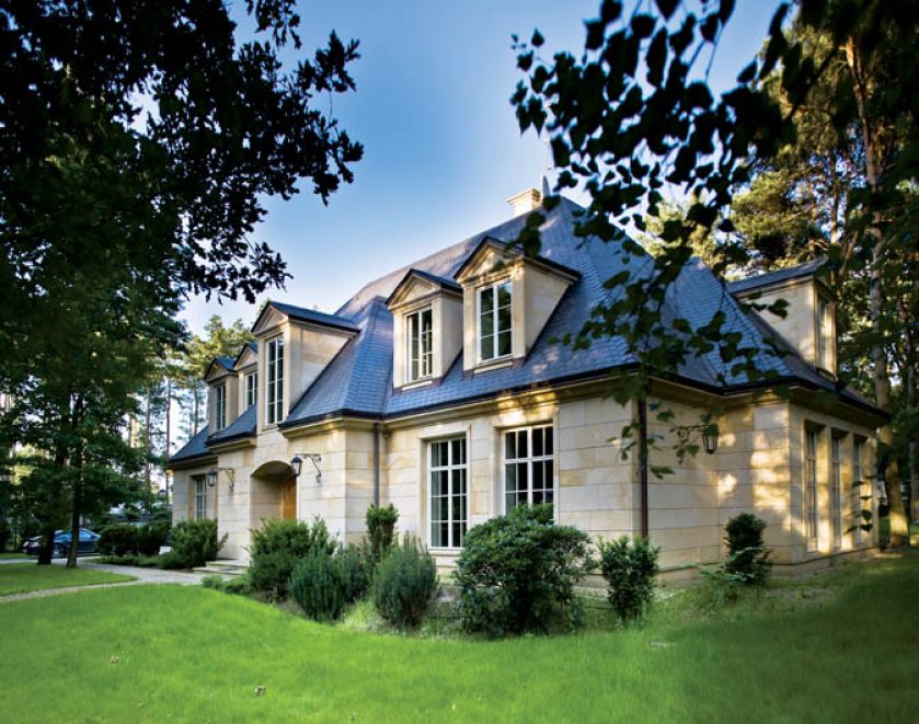 Ewa tak bardzo polubiła architekturę Bretanii, że postanowiła przenieść ją do... Puszczy Kampinoskiej.