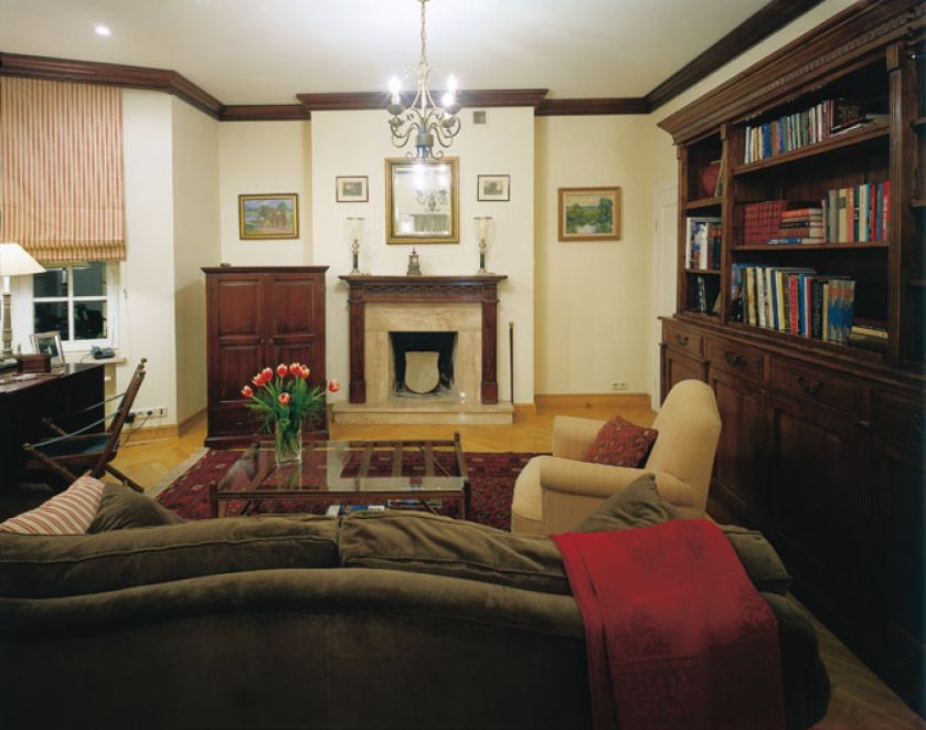 Gabinet pana domu znajduje się w innym skrzydle domu, ale z jadalnią łączy go tajemne przejście.