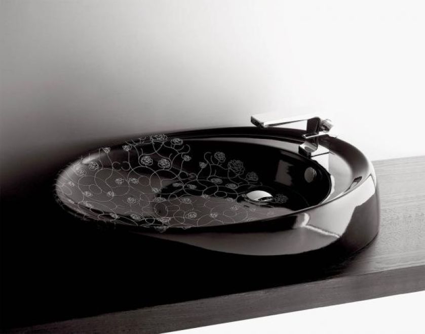 Umywalka Bohemian-Nero Decoratio firmy Simas kosztuje 3458 zł. Oryginalna bateria Lulu firmy Dornbracht - 2119 zł. MAX-FLIZ