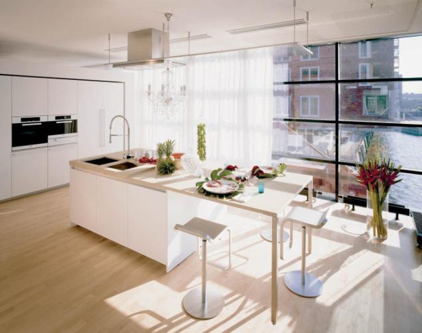 Baterię Axor Starck Semi zaprojektował Philippe Starck. Sprężyna ze stali szlachetnej. Cena – 3460 zł netto. Hansgrohe