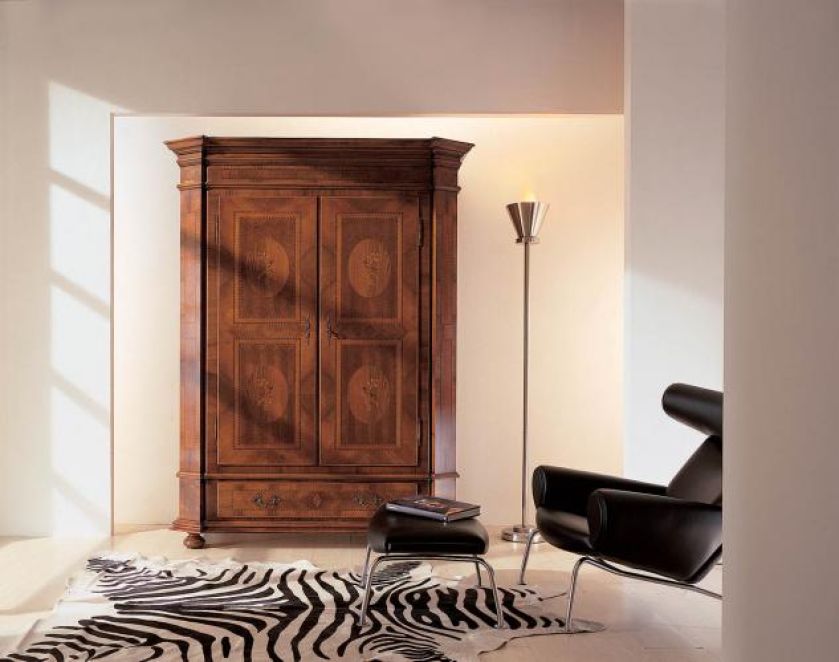 Biedermeier (8390 euro). SANIMEX. Meble intarsjowane i inkrustowane