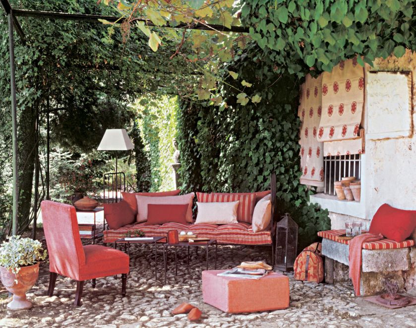 Kute meble ogrodowe najlepiej wymościć poduchami. Materac i poduszka z tkaniny Nimes Teja. KA INTERNATIONAL