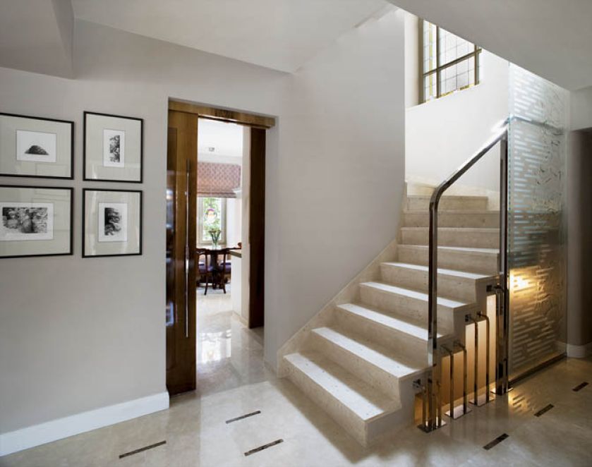 Schody i podłoga w holu są z kubańskiego marmuru, ścianki przy balustradzie ze szkła fusingi.