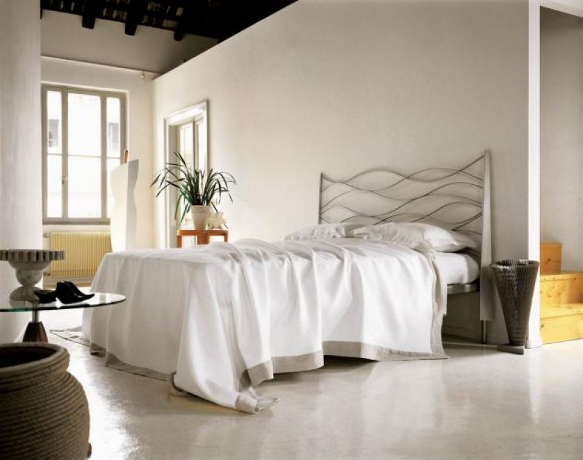 Sinus może mieć ramę lakierowaną na biało, czarno lub srebrno. CATTELAN ITALIA